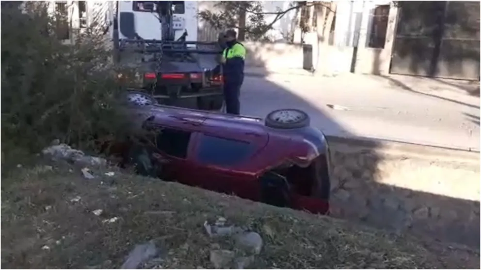 ¡Inexplicable! Salteño volcó su automóvil dentro del canal
