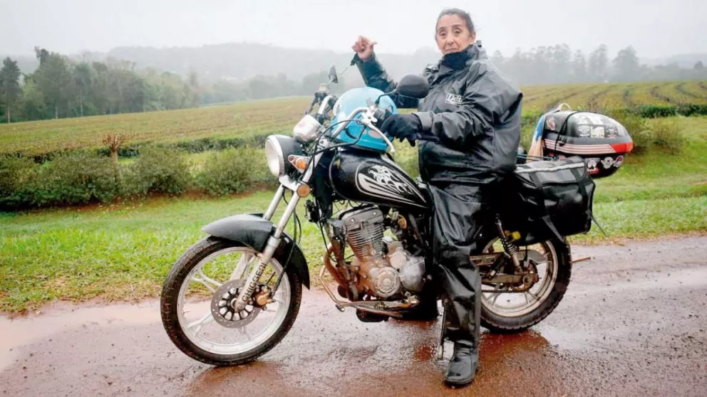 María, la motoquera que recorre las rutas hace casi cuatro décadas