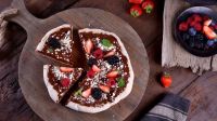 Atención golosos: pizza dulce con crema de avellanas y frutos rojos