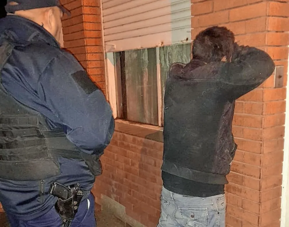 Un ladrón trepaba por el techo de una casa que  cedió y cayó sobre una mesa: terminó preso
