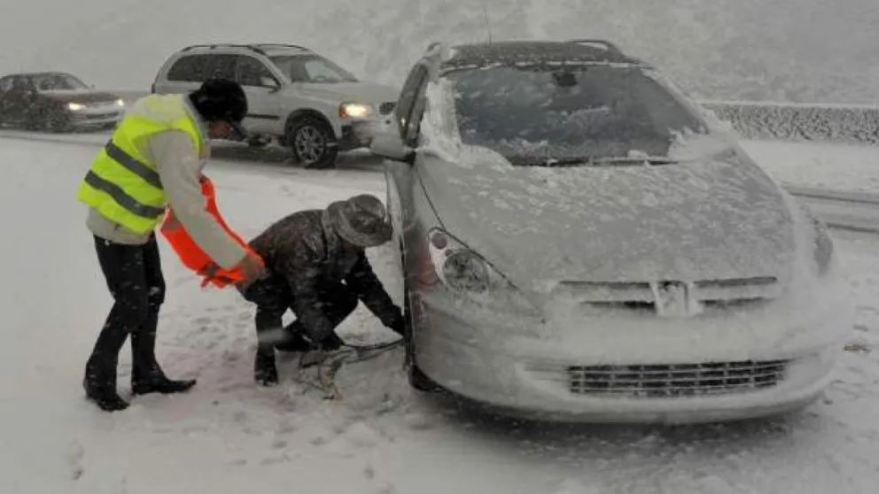 Vacaciones de invierno: Cuánto sale equipar tu auto con cadenas para la nieve
