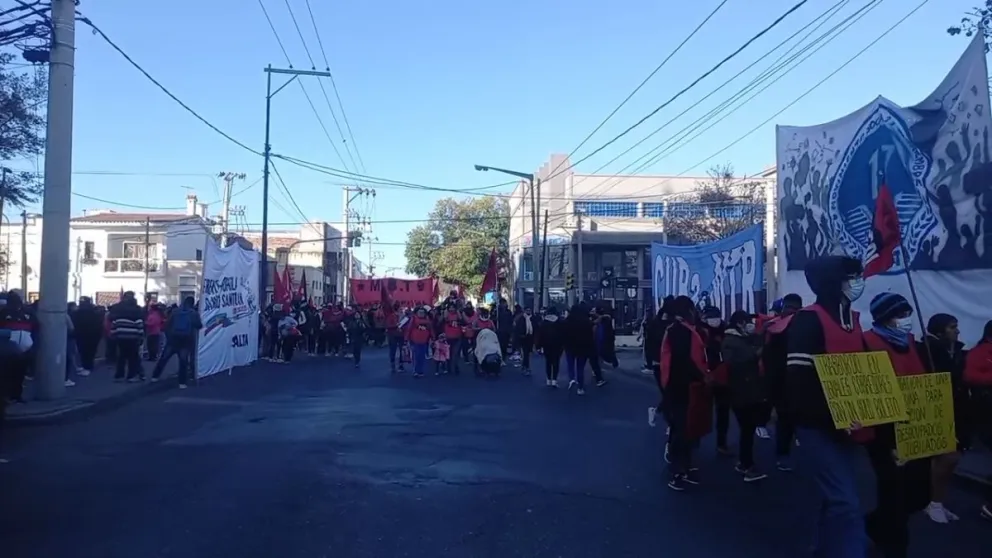 Centro hecho un caos: manifestación en reclamo a la suba del boleto