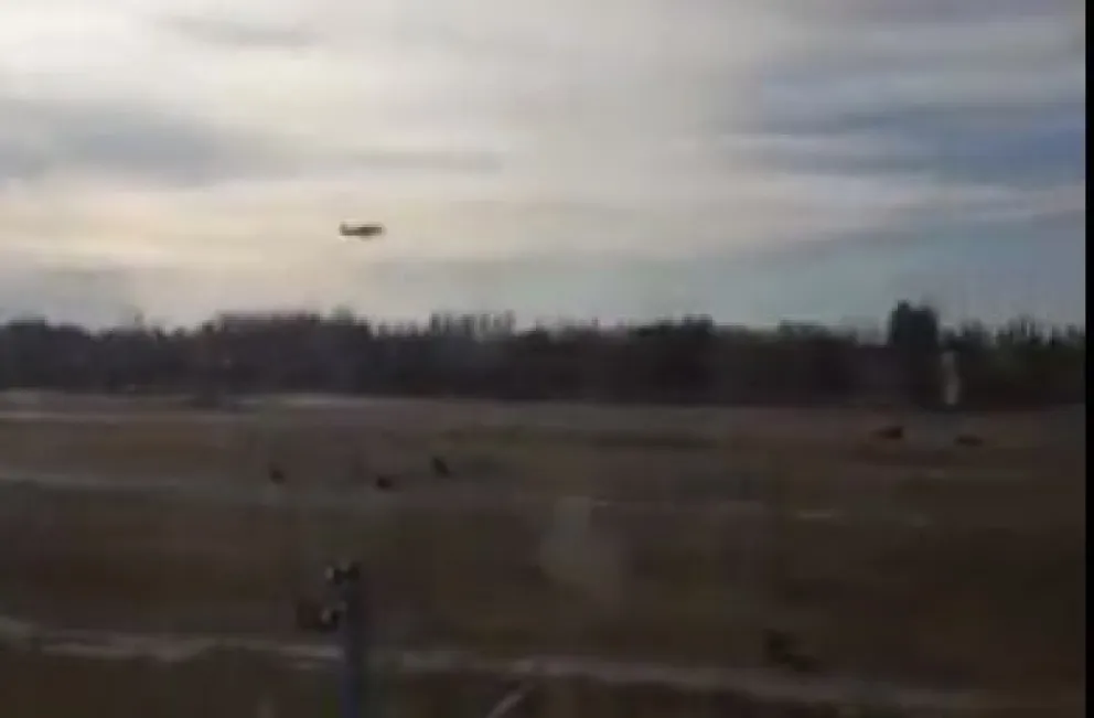VIDEO: la imprudencia del piloto de avión que voló a pocos metros en Roca 