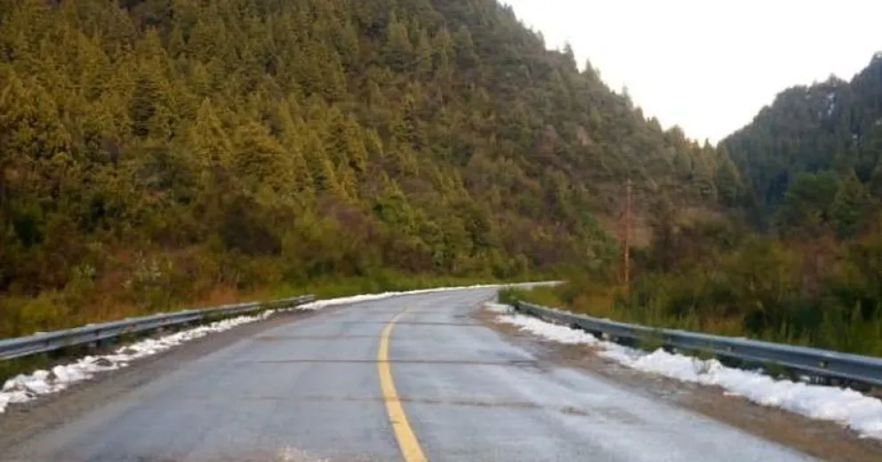 La ruta entre Bariloche y El Bolsón sigue con hielo en algunos sectores  