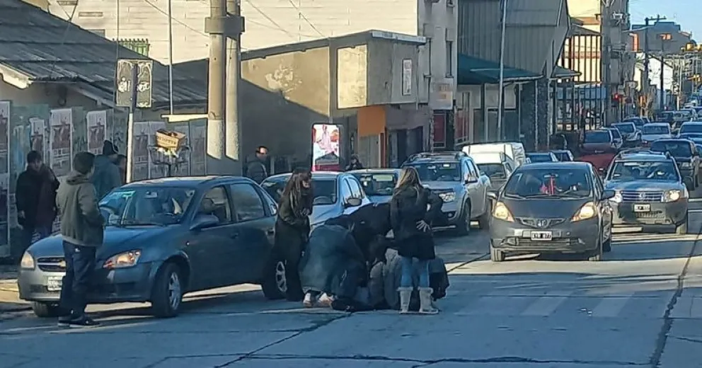 Conductor embistió a una mujer con su hija en brazos que cruzaba por la senda peatonal