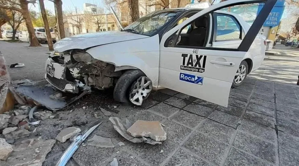 Brutal choque entre un auto particular y un taxi que terminó arriba de una vereda