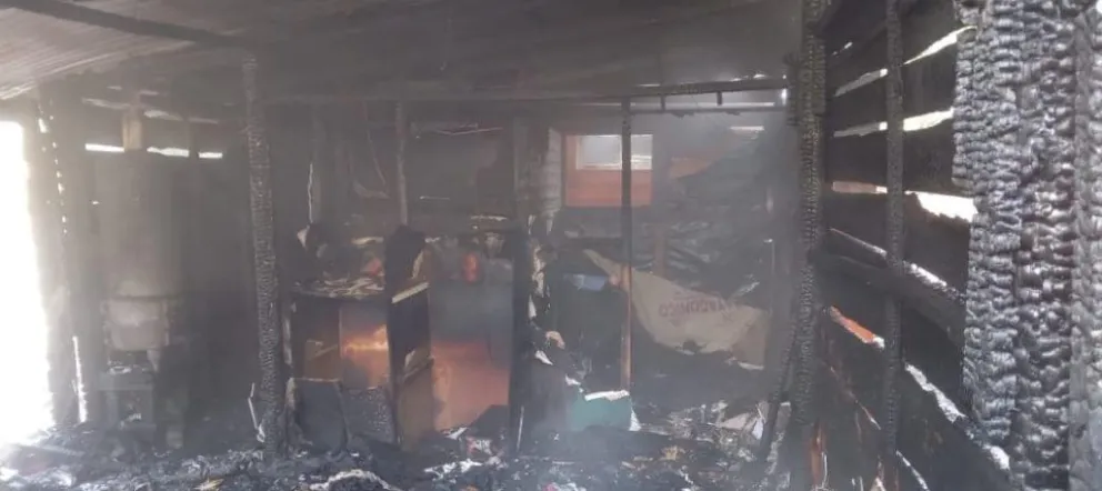 Se prendió fuego una casa y hubo momentos de tensión por 16 garrafas que había en su interior