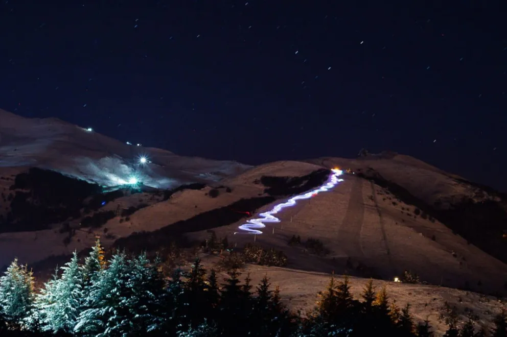 El cerro Catedral se iluminó de noche con la espectacular bajada de luces