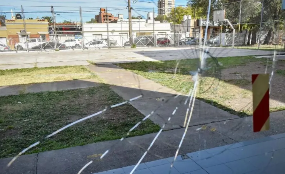 Mal trance en el receso: el vandalismo se trasladó a los edificios de las ESRN Nº 8 y 18
