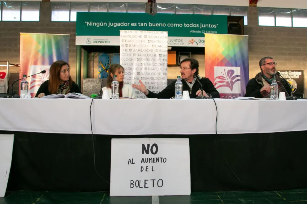 Los oradores expusieron su profundo rechazo al incremento del boleto de colectivos
