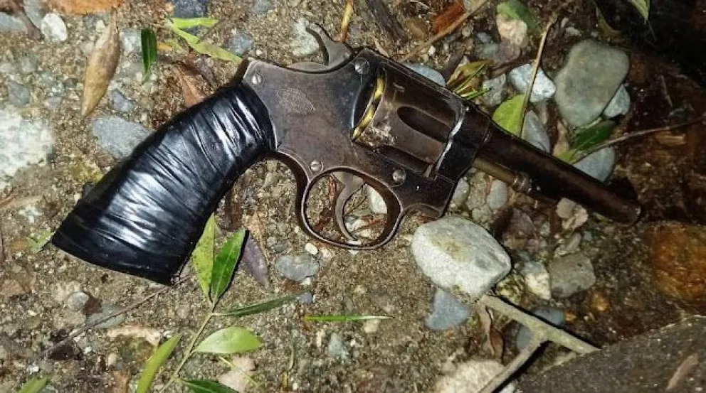 Un hombre fue detenido por agredir a su pareja y secuestraron un arma de fuego