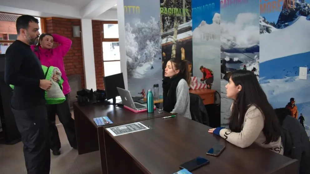 Estudiantes del Isetp realizan capacitaciones en el cerro Catedral