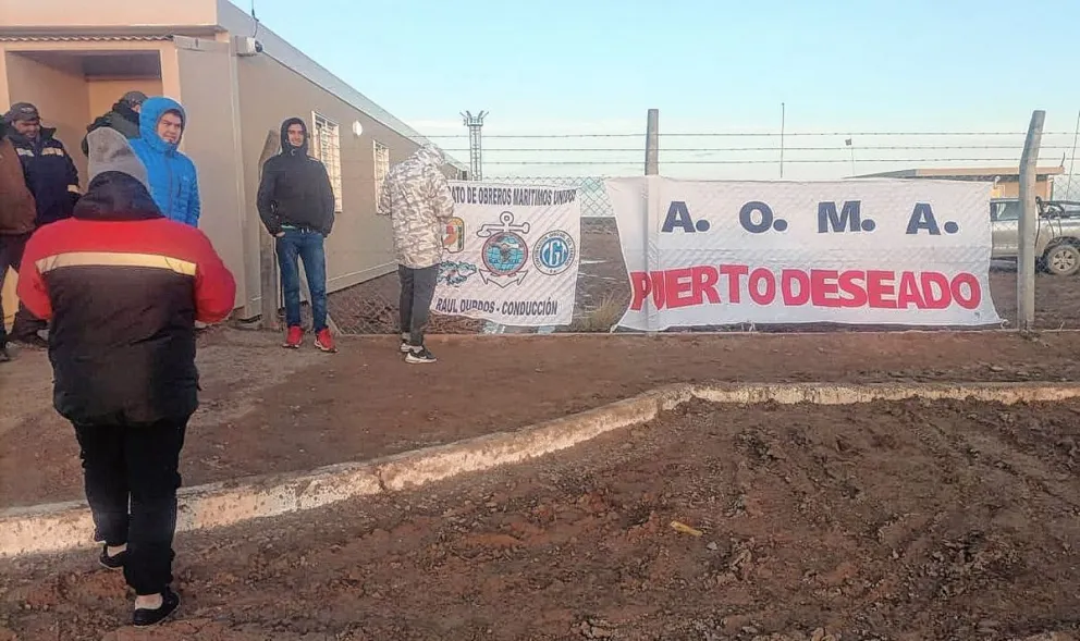 Trabajadores mineros mantienen una medida fuerza en el yacimiento Cerro Moro