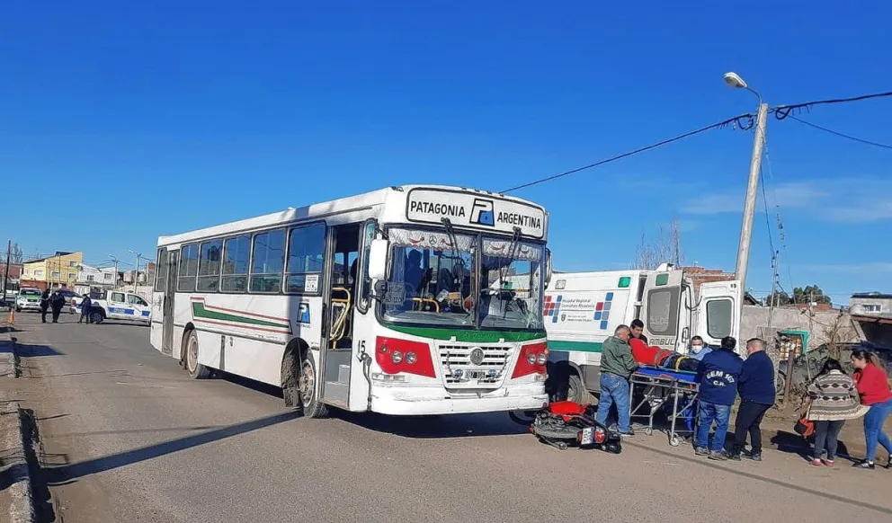 Motociclista aceleró para escapar del asedio de perros y terminó chocando un colectivo