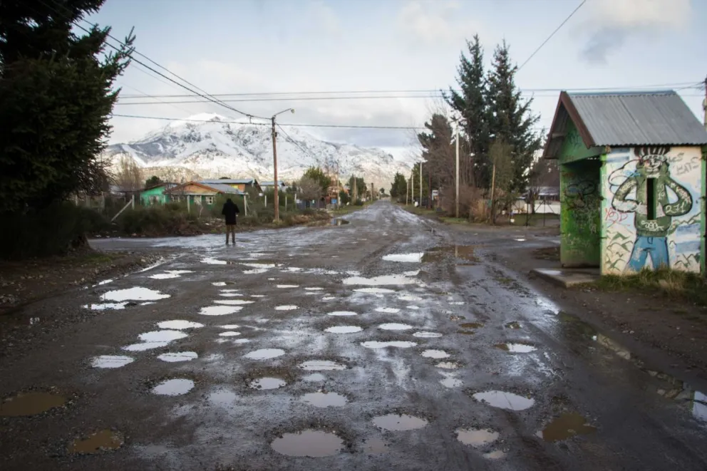 La helada y los pozos generan complicaciones para transitar por las calles de los barrios 