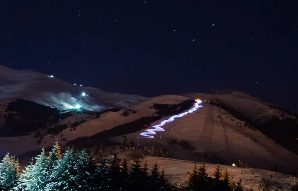 El cerro Catedral se iluminó de noche con la espectacular bajada de luces