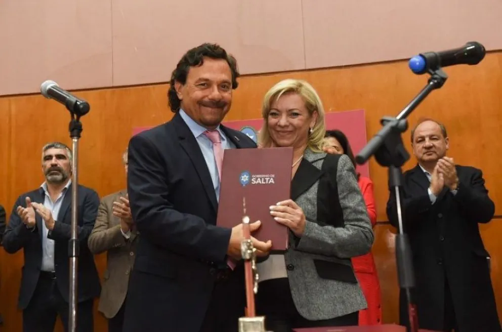 Gustavo Sáenz tomó juramento a Frida Fonseca: "Cuántas más mujeres nos acompañen en este Gobierno, más orgullosos nos sentimos"