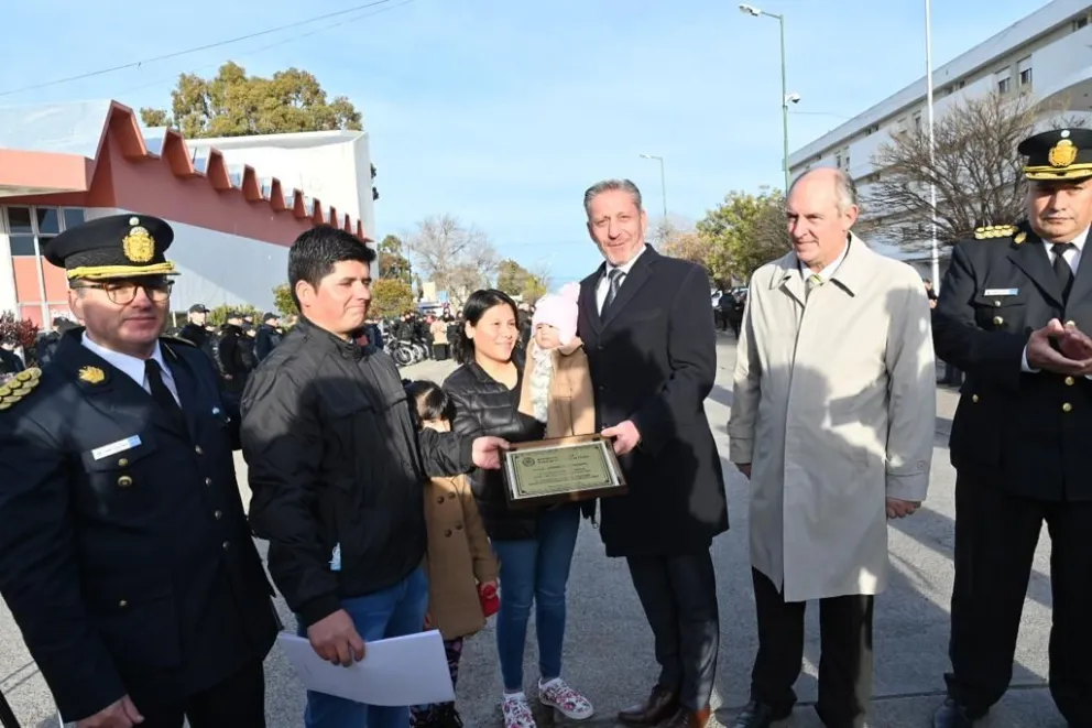 Arcioni presidió la ceremonia de ascenso extraordinario y entrega de placas a personal retirado de la Policía del Chubut