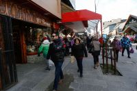 Turistas de toda la Argentina y del mundo caminando por calle Mitre
