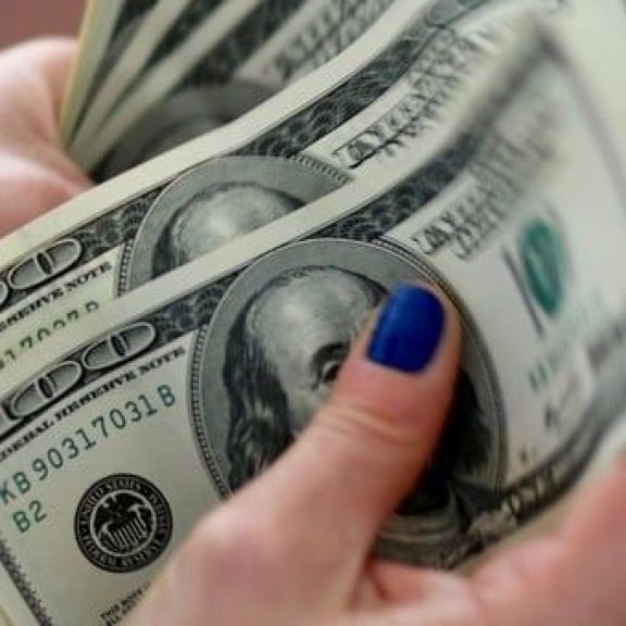 El dólar blue llegó a los 301 pesos