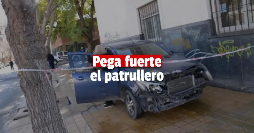 En el centro: un auto impactó contra un patrullero y terminó destruido 