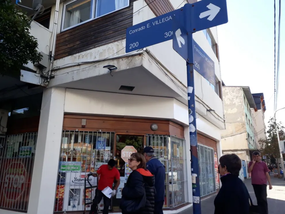 Un auto chocó a un motociclista en Moreno y Villegas