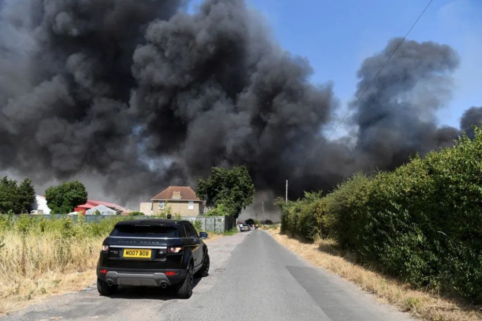 El fuego envuelve casas cerca de Londres cuando las temperaturas alcanzan un récord de 40C