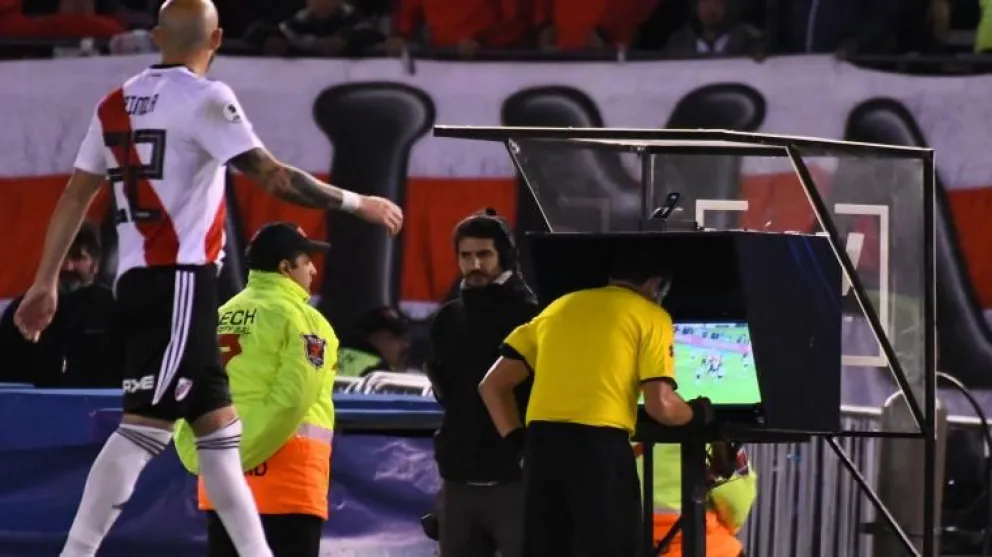 Liga Profesional: los árbitros comienzan a "rebelarse" ante los pedidos del VAR