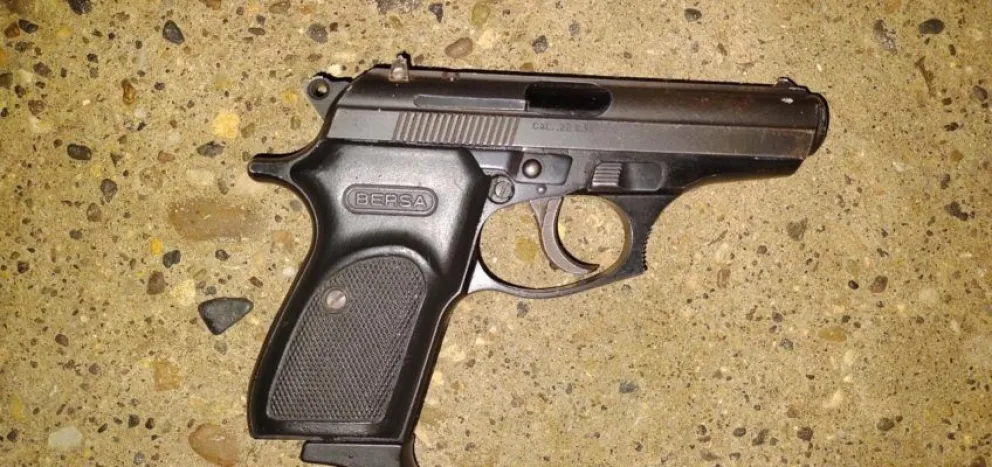 Les iban a quitar la moto pero quedaron detenidos por portación de armas y proyectiles 