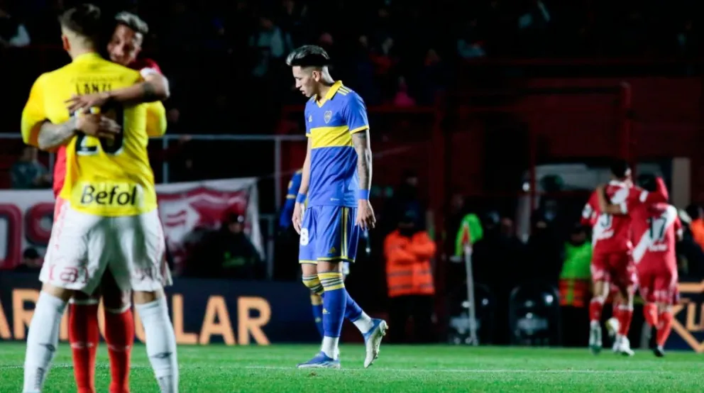 Un Boca golpeado no tuvo respuestas y cayó ante Argentinos, que llegó a la cima