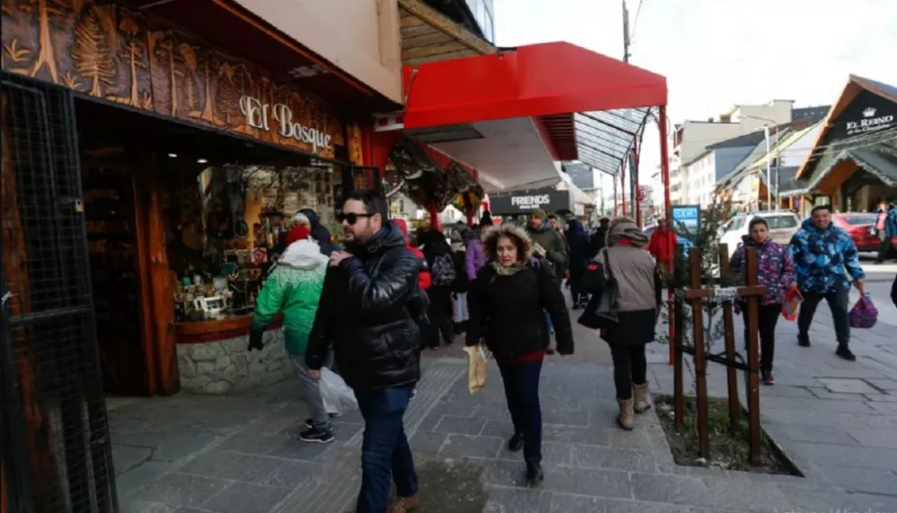 Turistas de toda la Argentina y del mundo caminando por calle Mitre