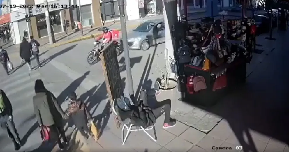 Video: impactante embestida a gran velocidad de un automóvil a una motocicleta 