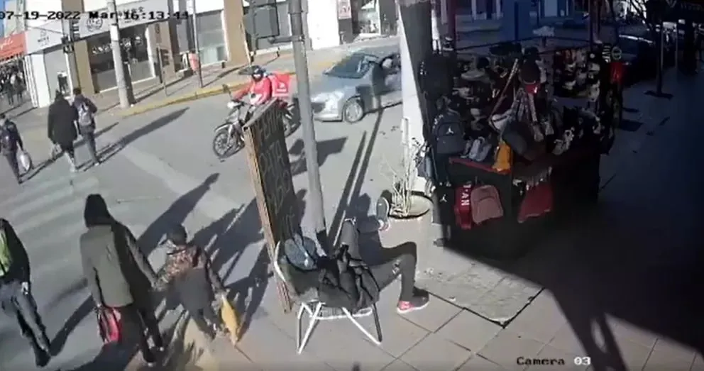 Auto se “llevó puesta” a una moto que llevaba comida a domicilio