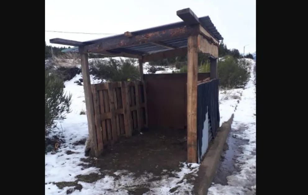 Cansados de esperar respuesta del municipio, vecinos del barrio 270 Viviendas construyeron su propia garita 