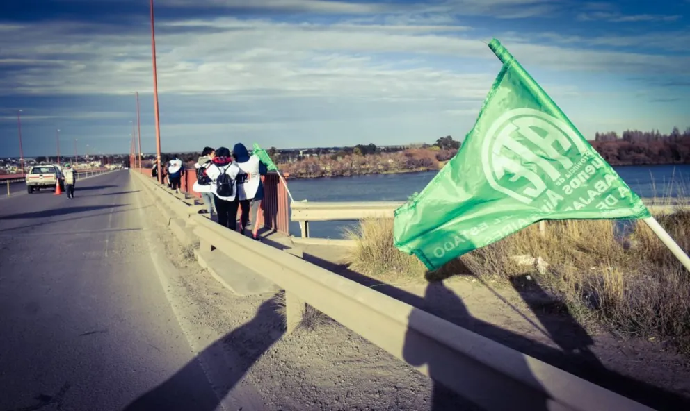 Cortes de los puentes en Viedma: ATE advirtió que está en riesgo la paz social 
