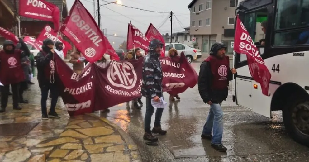 Marcha y cortes intermitentes sobre calle Elordi en Bariloche de los trabajadores de ATE