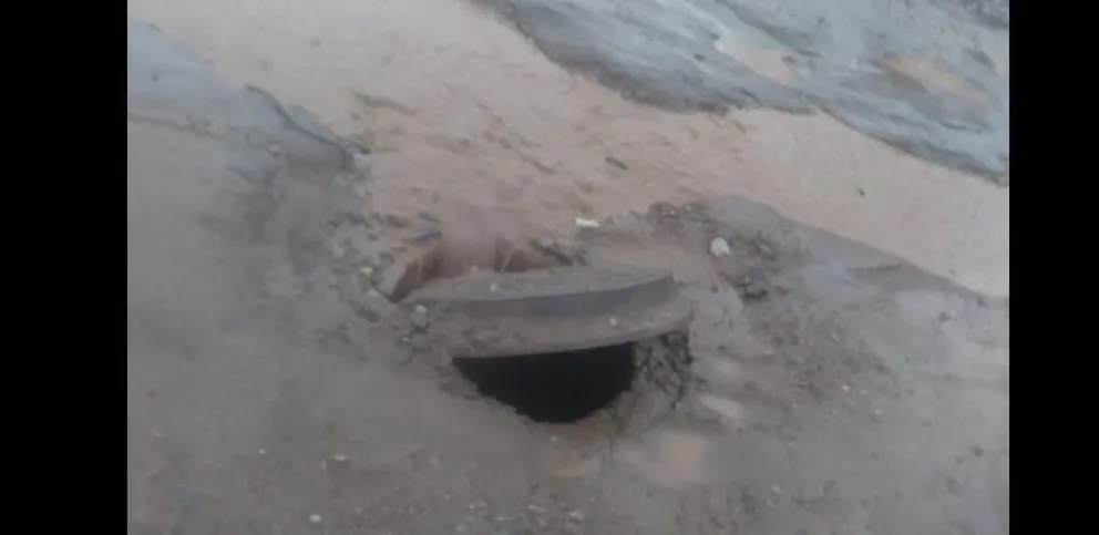 Advierten sobre una tapa de alcantarilla peligrosamente abierta en calle Charcao