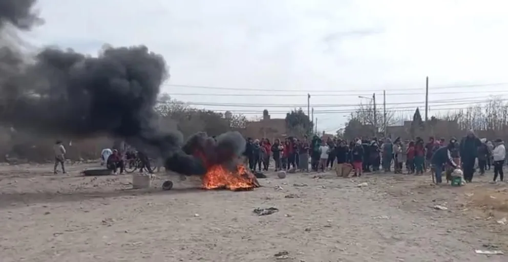 Se pudrió todo en barrio Solidaridad: quisieron desalojarlos y ahora amenazan con medidas más duras