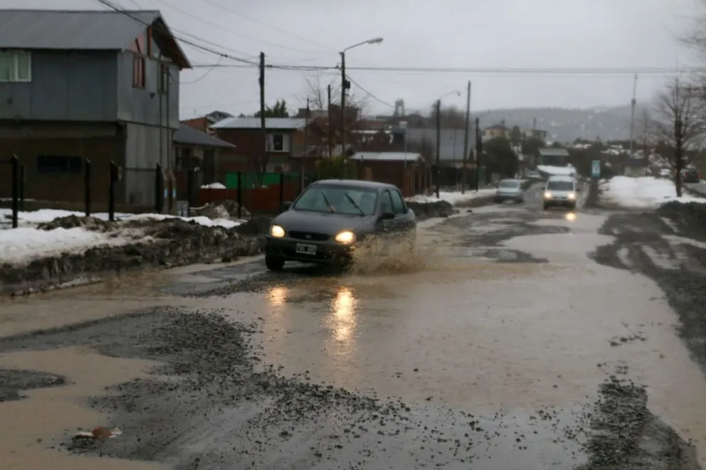 Por el estado de la calle cayó con su camioneta a un zanjón