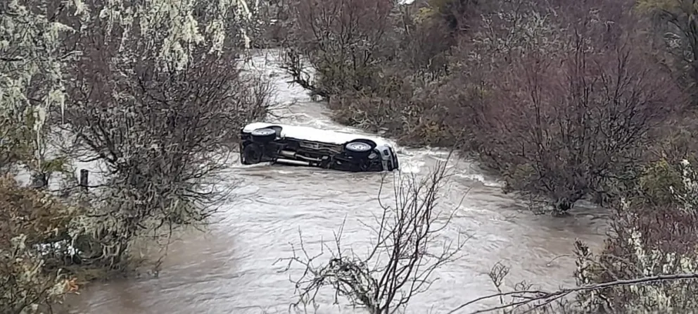 Una camioneta fue arrastrada por el arroyo Colorado cuando repartían alimentos