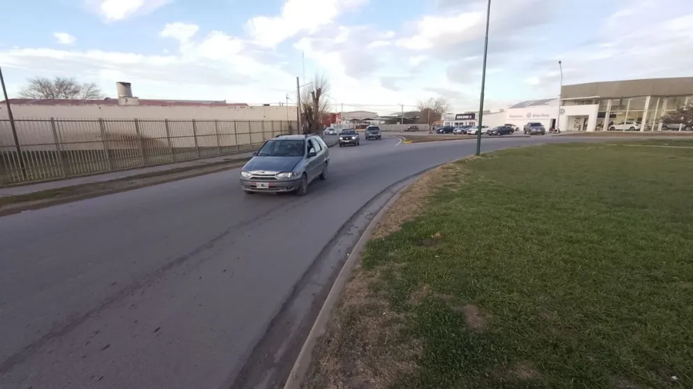 Estacionar en las rotondas: otra de las infracciones que se instala en Viedma