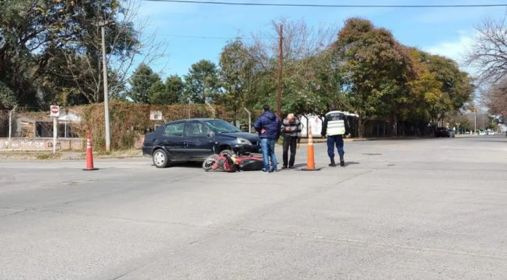 Un salteño que conducía un automóvil se llevó puesto a un motociclista