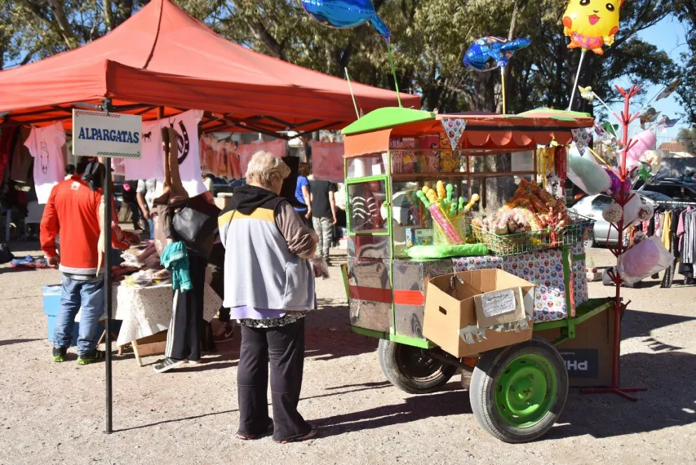 La feria comunitaria La Comarca seguirá funcionando por un año más en plaza Villarino