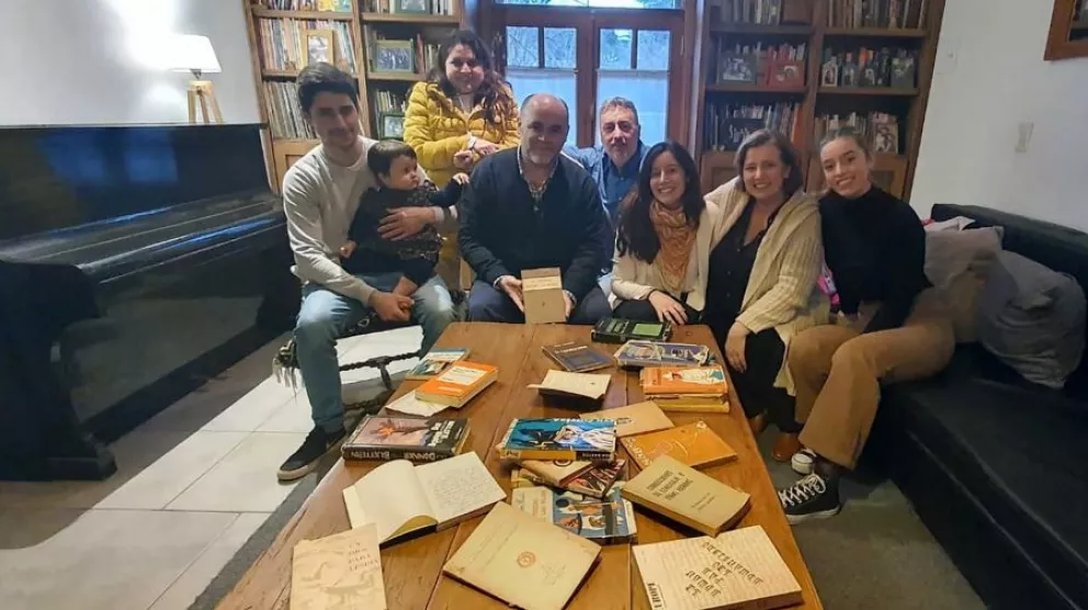  Una familia de Balcarce encontró y catalogó la biblioteca perdida del escritor Roa Bastos 