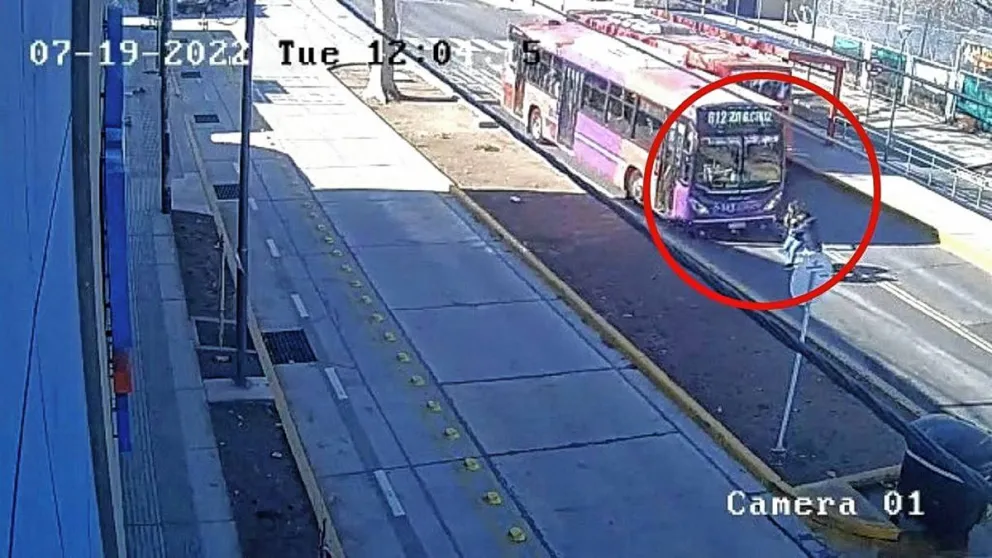Video: el momento en que un colectivo atropella a una pareja que cruzó por la mitad de la calle