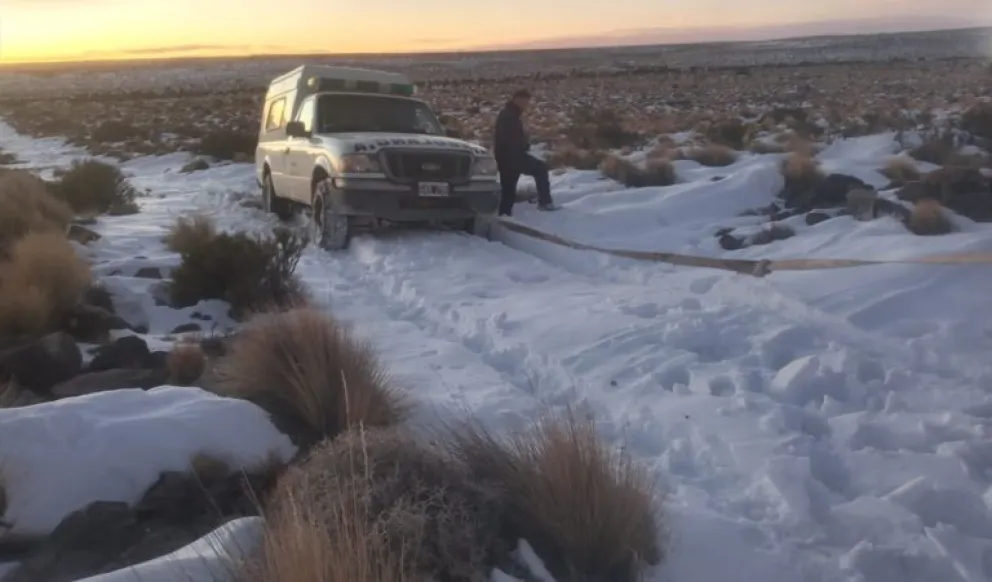 Efectivos asistieron a una familia que estaba aislada por el temporal  