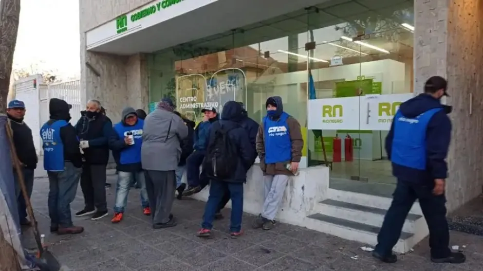 La reunión entre trabajadores del aserradero y Gobierno continúa este martes