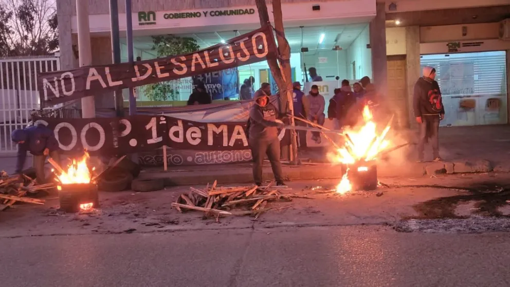 Trabajadores del aserradero levantaron la toma del Ministerio tras definir una reunión con gobierno 