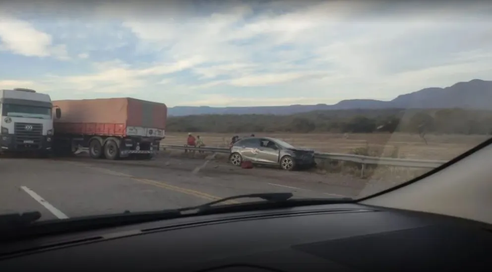 Un auto y un camión chocaron violentamente en la ruta nacional n° 9