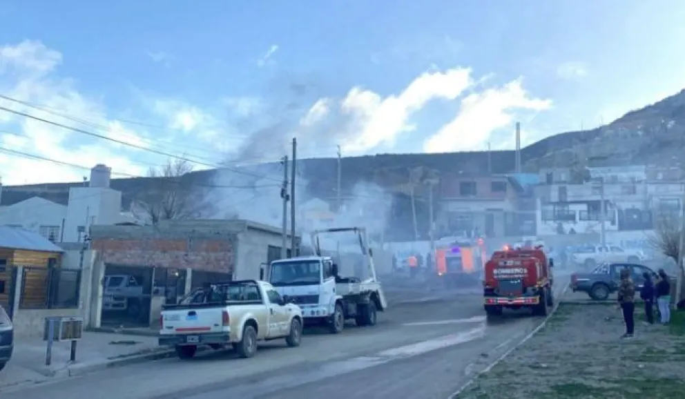 Tragedia: una mujer intentó salvar a sus hijos de un incendio y murieron los tres abrazados abajo de una cama